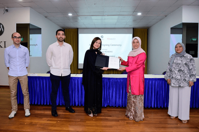 Fara Abdullah CEO Bitsmedia Muslim Pro handing over cheque to MENDAKI